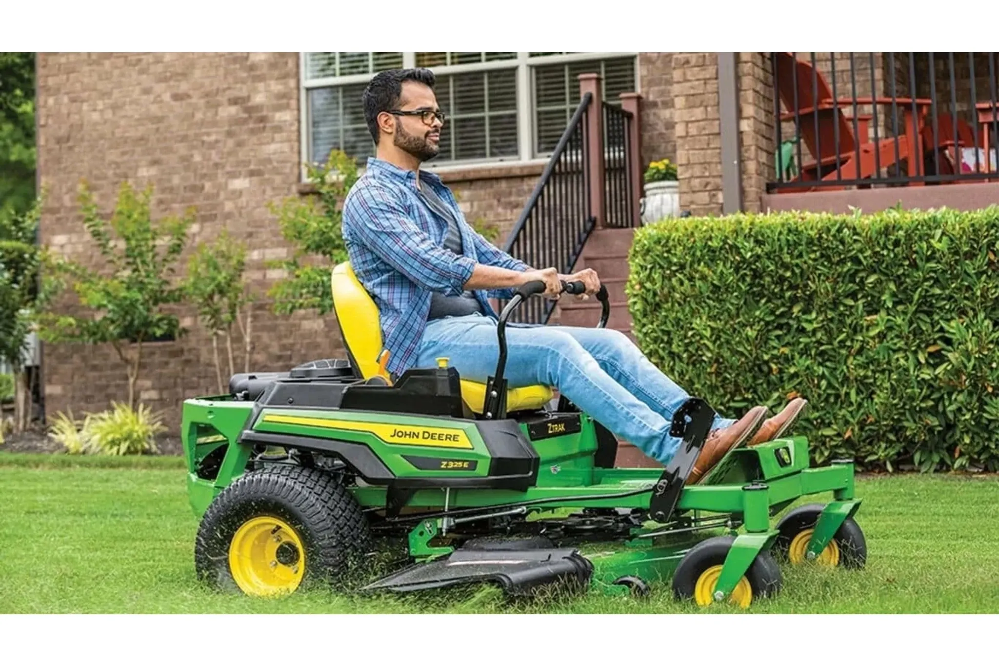 John Deere Z325E ZTrak™ riding mower
