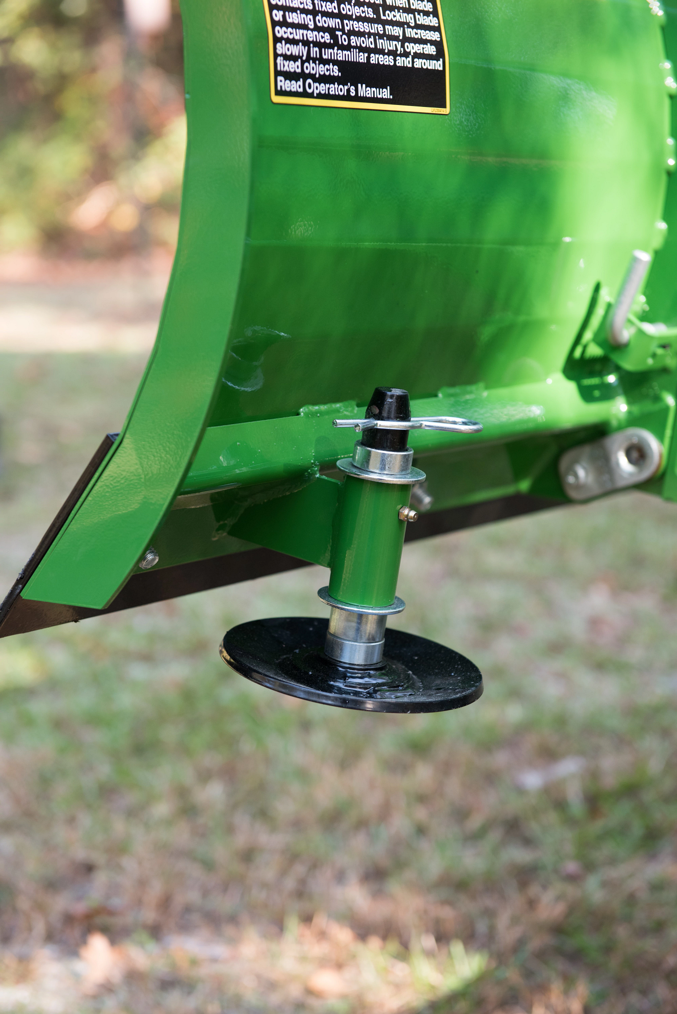 Rear left view of an AF10F front blade and left skid shoe with a grassy background