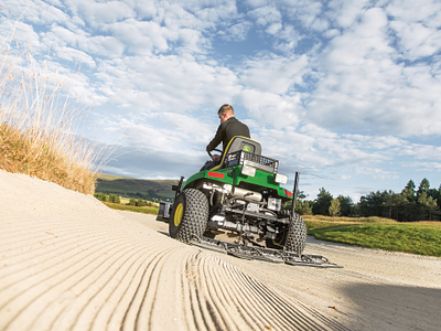 Field, 1220 TruFinish™, bunker rake, For serious torque and traction, choose the 1220 TruFinish™ with its hydrostatic 3-wheel drive and high flotation tyres.