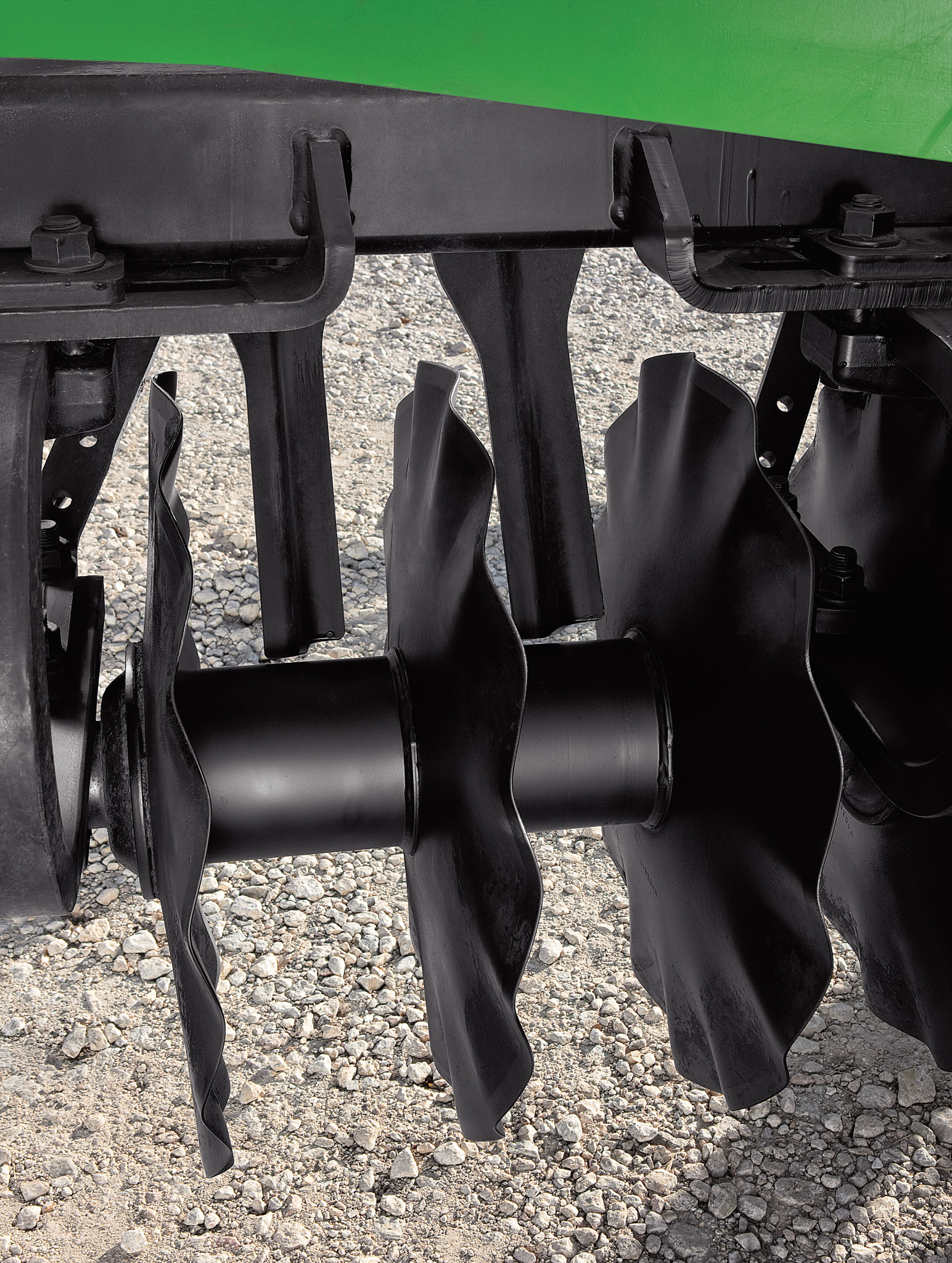 Unique Blade Configuration on 185-mm (7.25-in) Spacing Optimizes One Pass Sizing and Mixing