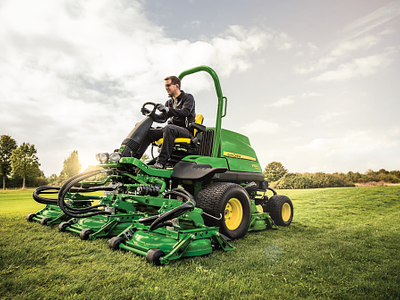 Field, TerrainCut 9009A, Riding Trims Surrounds, Rough Mowers, The AutoPedal™ system is not just comfortable to operate. It saves fuel and cuts noise levels too, because the pedals control the engine rpm.