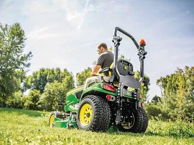 Rear left view of X900 Series lawn tractor in the field