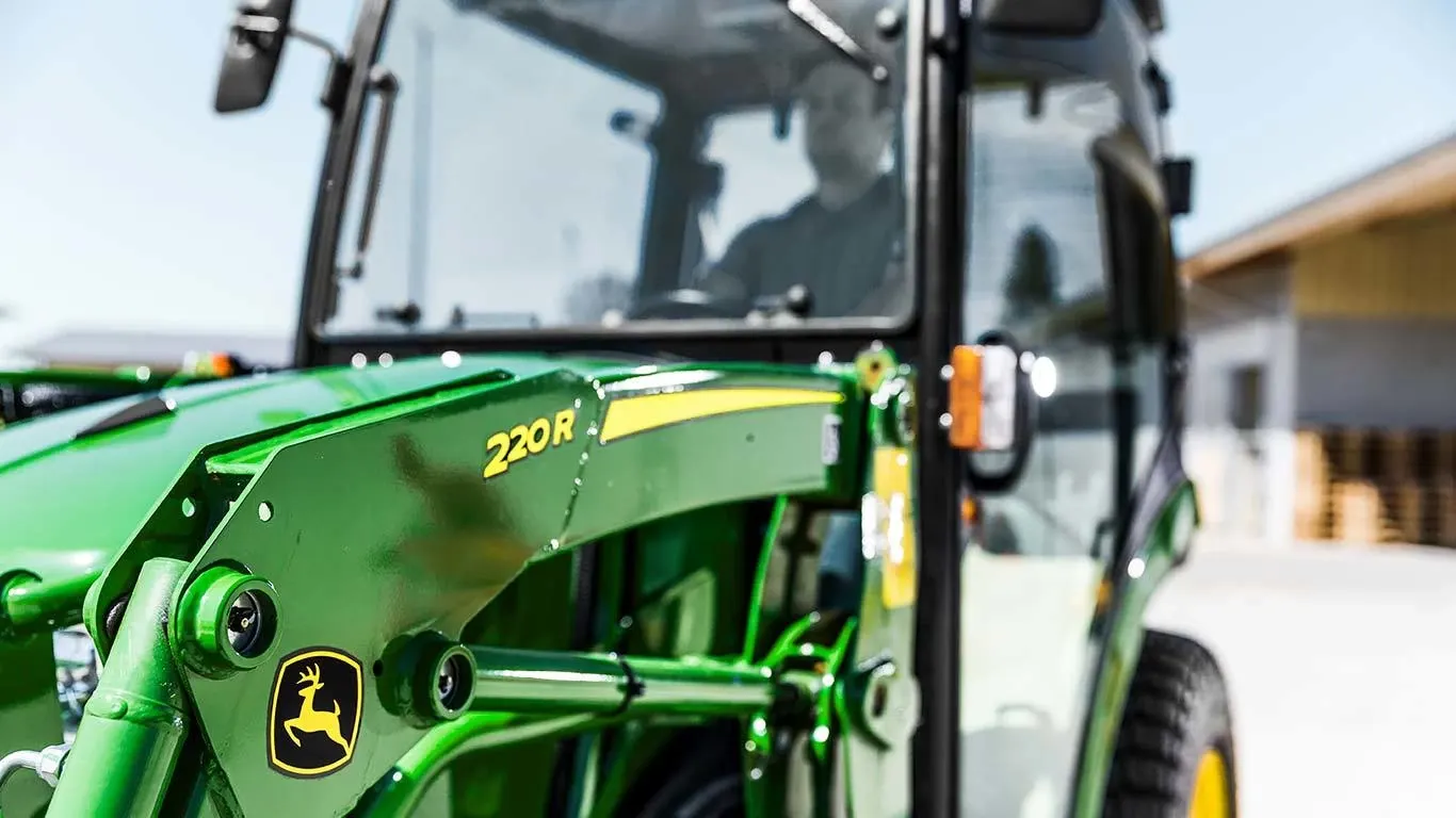 220R Front Loader | John Deere UK
