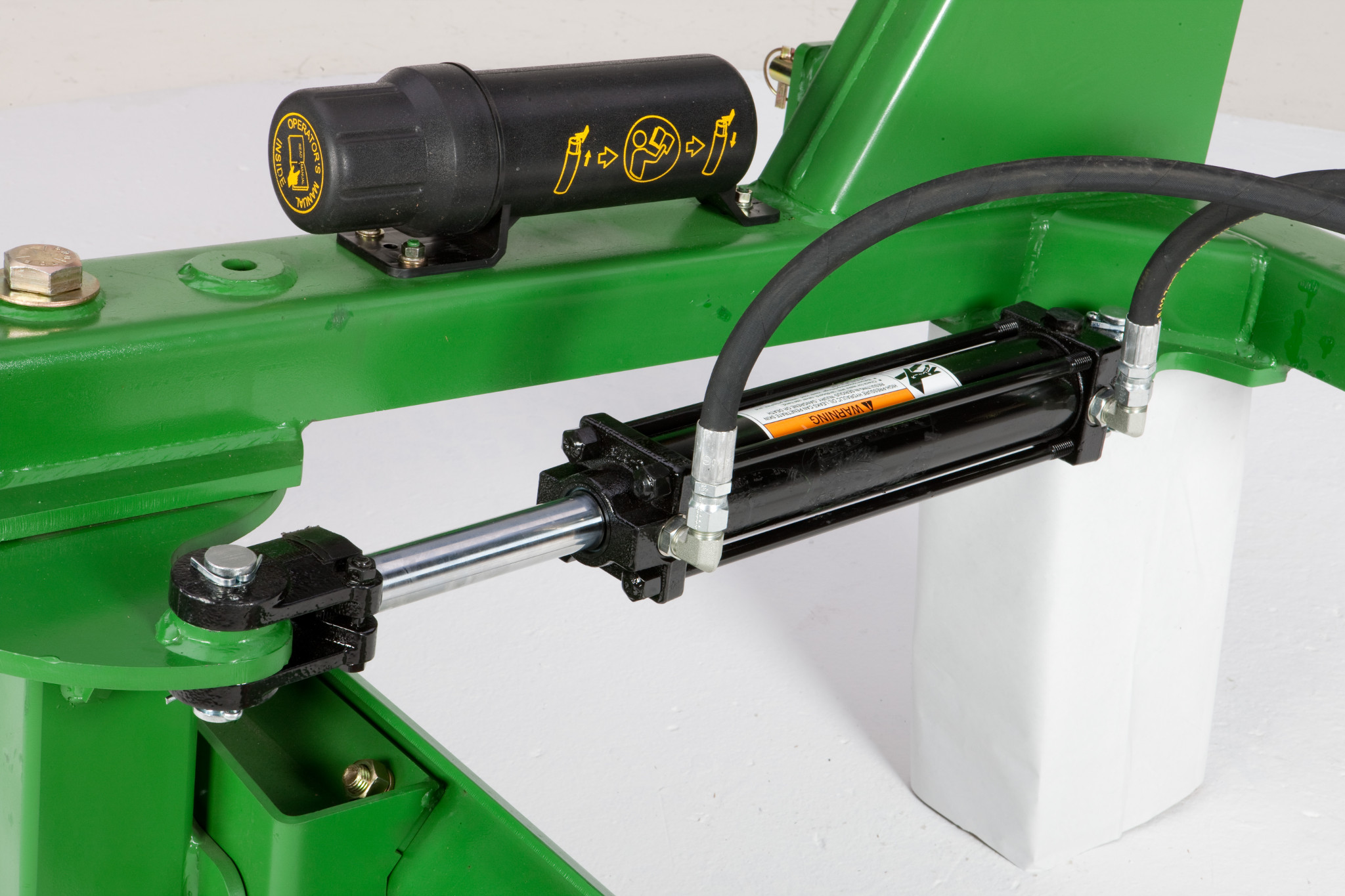 Hydraulic cylinder on the side of the crossbar of the RB21 Hydraulic Rear Blade