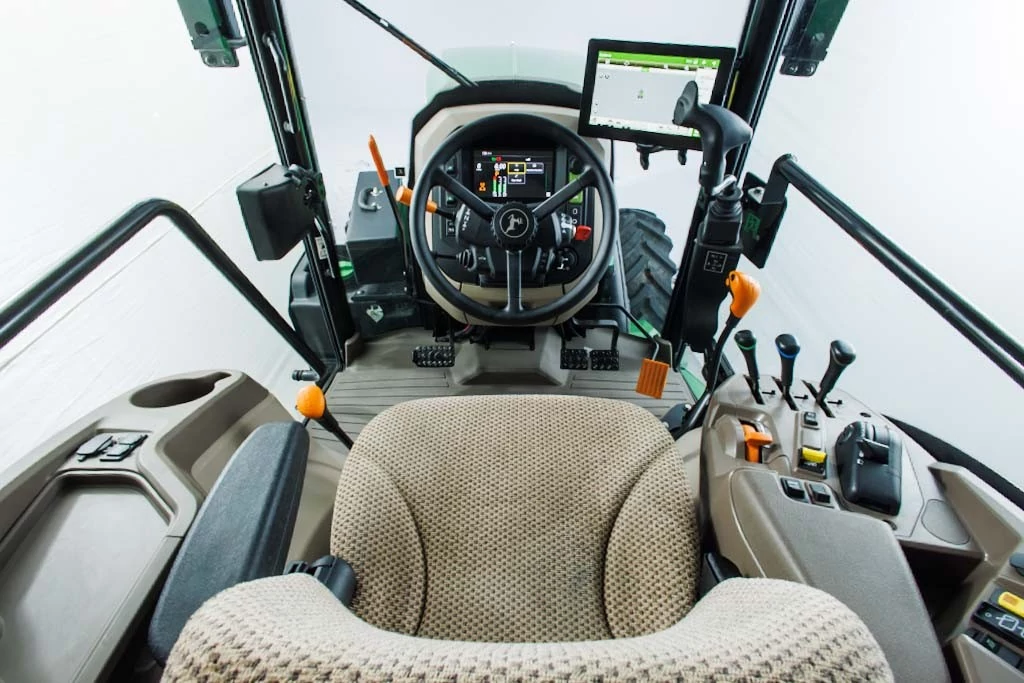 Billede af en 5EN-traktor indefra med rat og styrepanel