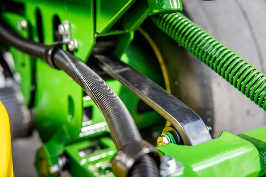 Triplex Mower three-axis lift and WisperLink™ system