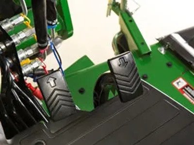 Easy-to-use hydrostatic transmission, 2 Series Compact Utility Tractor