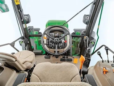 Vue intérieure de la cabine d’un tracteur série 5M