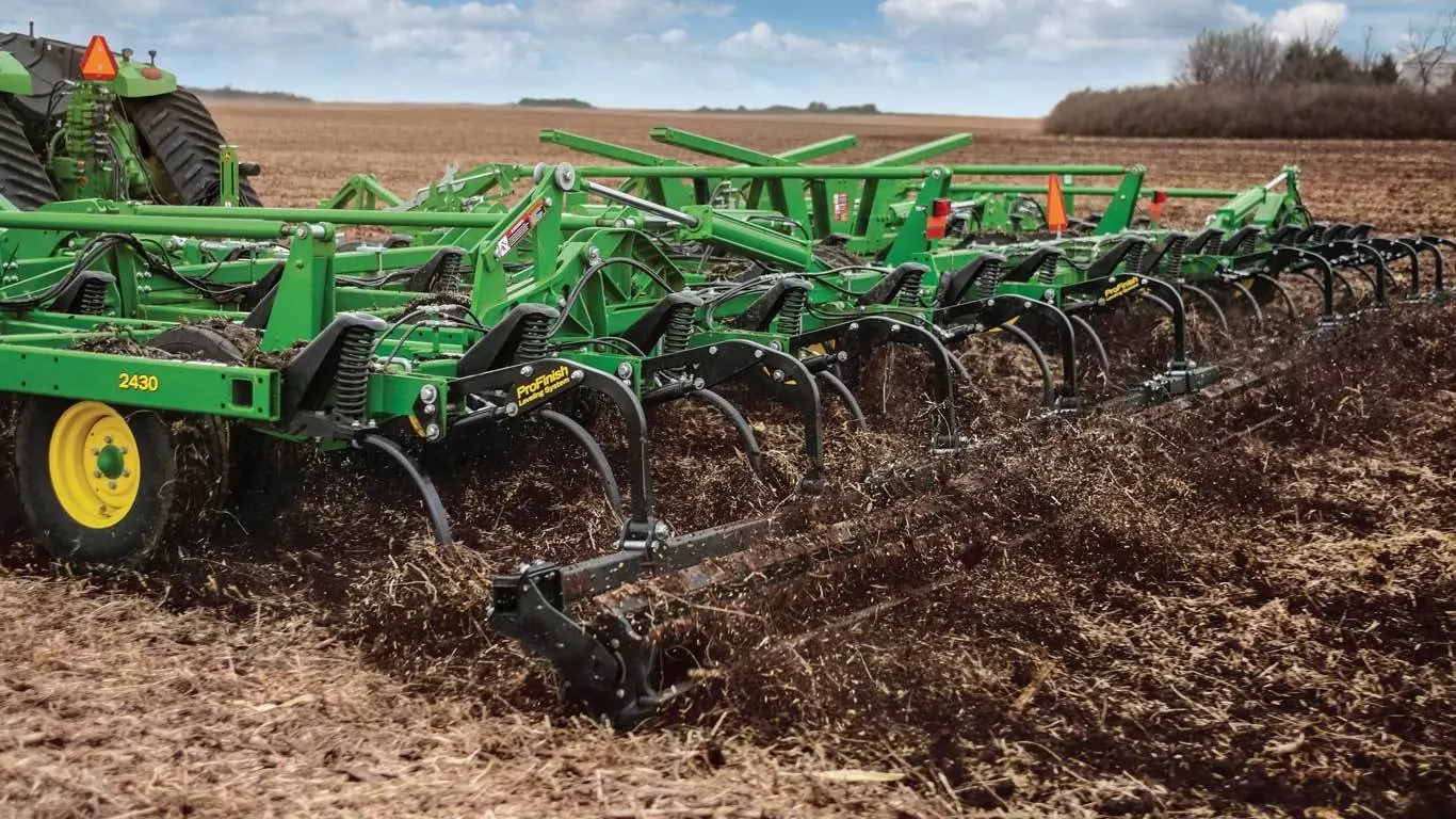 CP25 - 12-ft Center Frame, 3-Section Chisel Plow | John Deere US