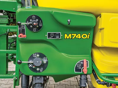 Gros plan des commandes manuelles sur le pulvérisateur traîné M740(i)