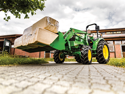 Frontlader 400E – Bild auf dem Feld