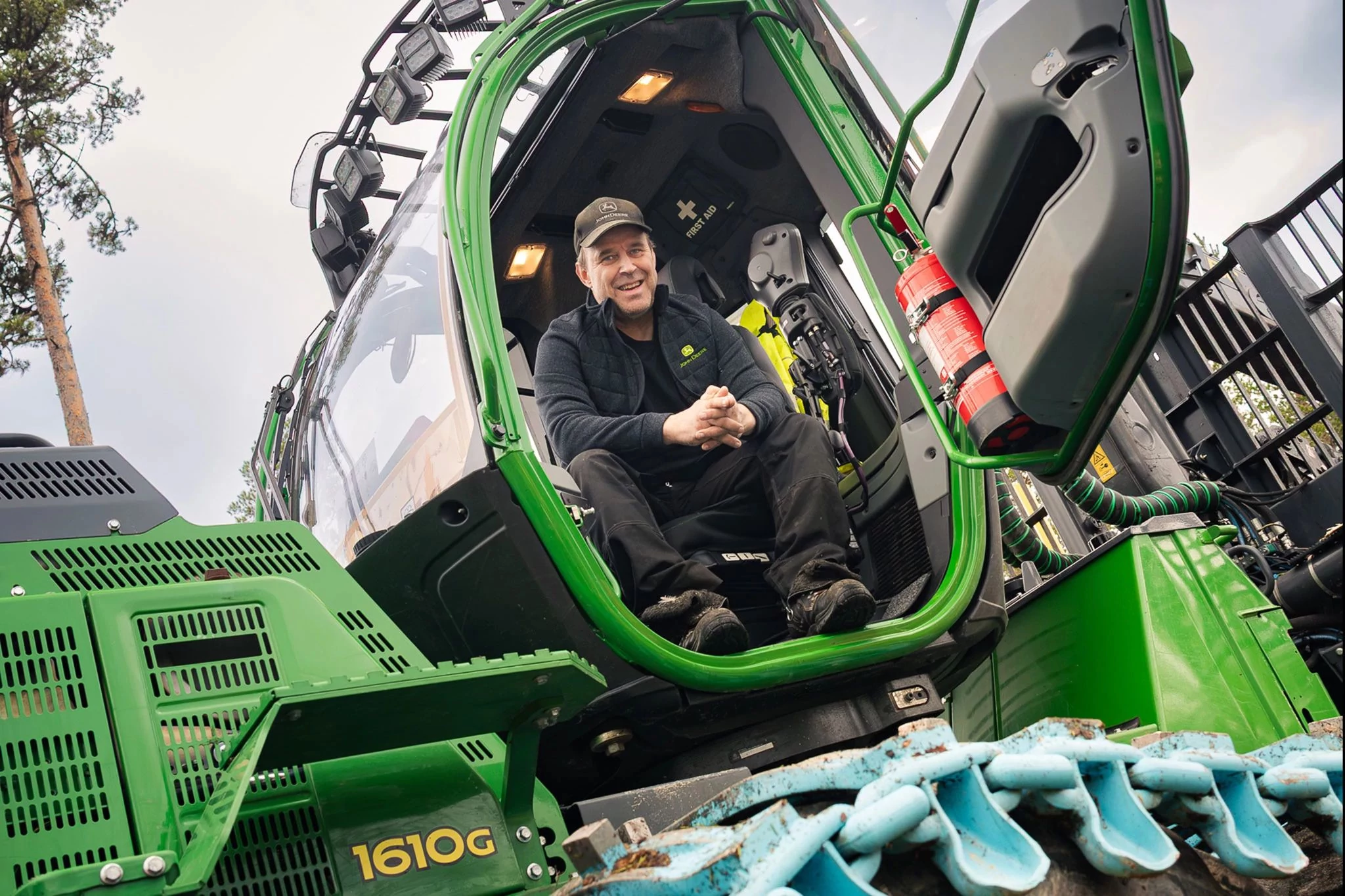 /1610g-forwarder-cabin-2048x1365