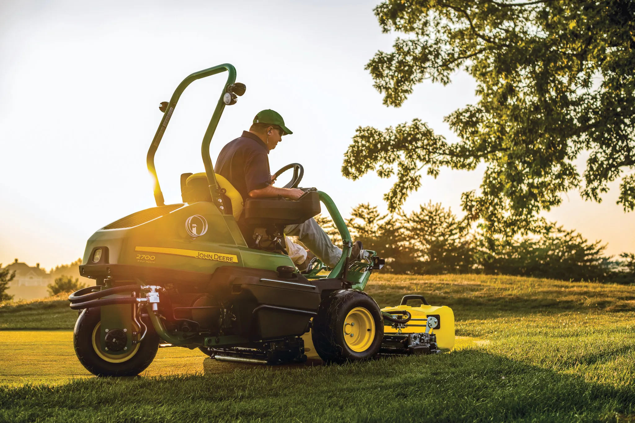 2700 E-Cut™ híbrido Cortacésped Triplex con asiento | John Deere ES