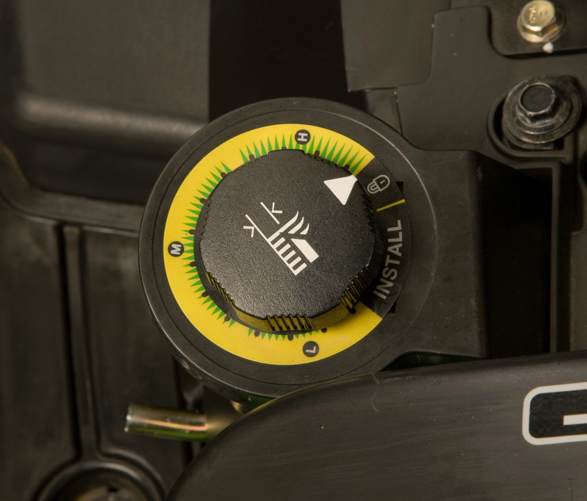 Closeup of height-of-cut adjustment knob on a High Capacity AutoConnect™ Mid-Mount Mower