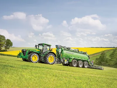 Vue latérale gauche du tracteur 8R tirant un équipement dans le champ