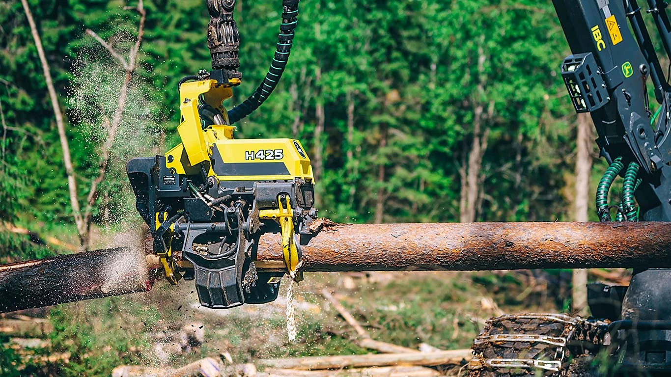 H425 Harvester Head grips a log in the forest