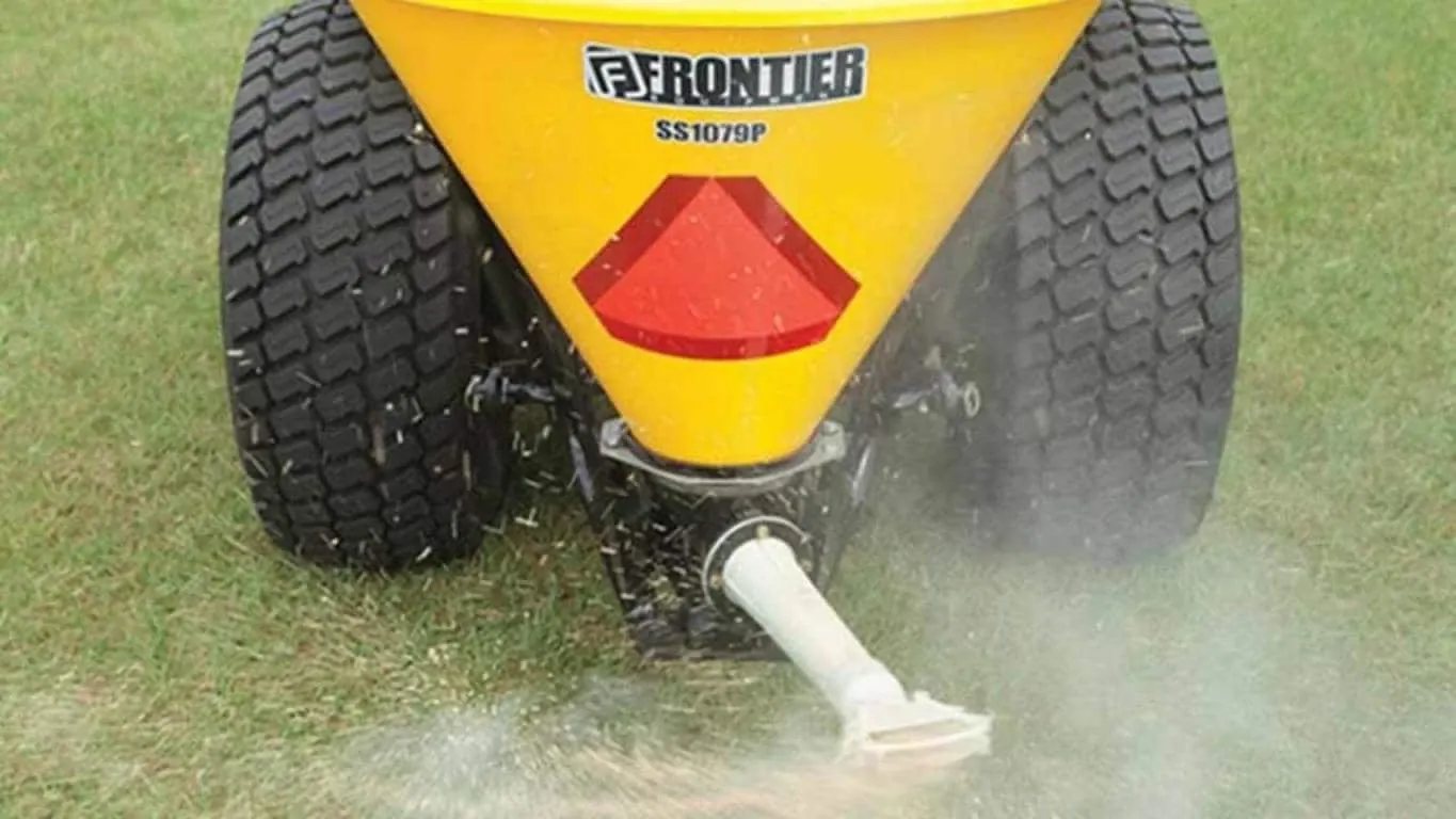 SS10P Series Pendular Spreader seeding in a grass field
