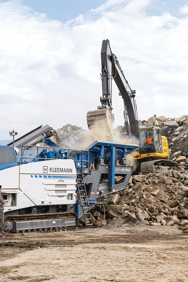 Simplified Maintenance With No DPF and Proven Efficiency