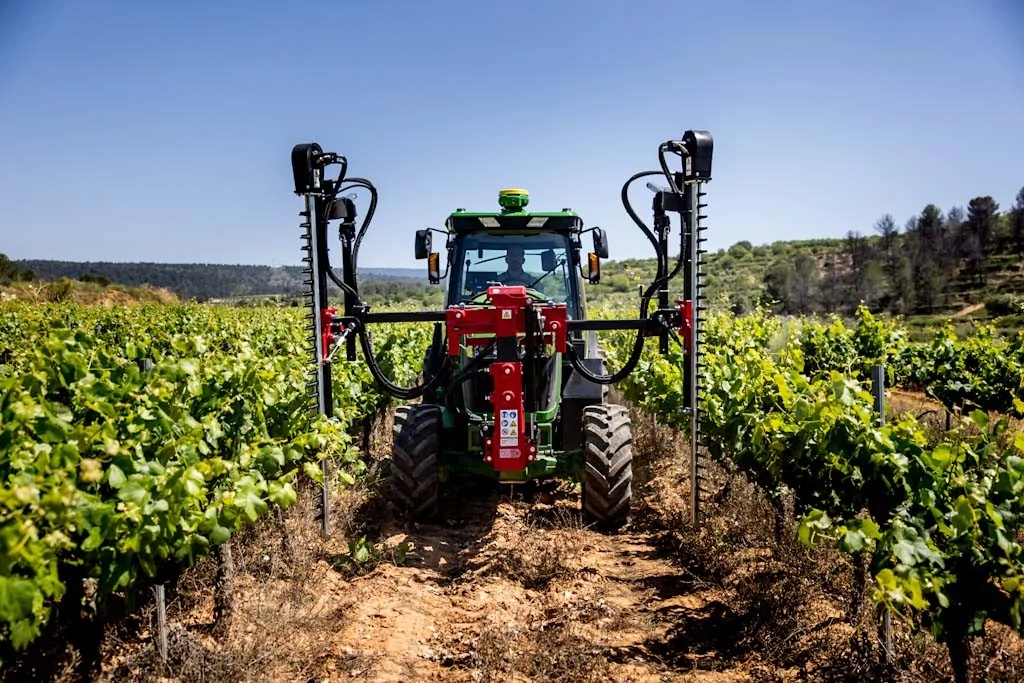 5EN-traktor set forfra på en vinmark med monteret udstyr