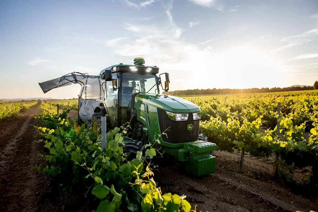 5EN-traktor på en vinmark under solnedgang