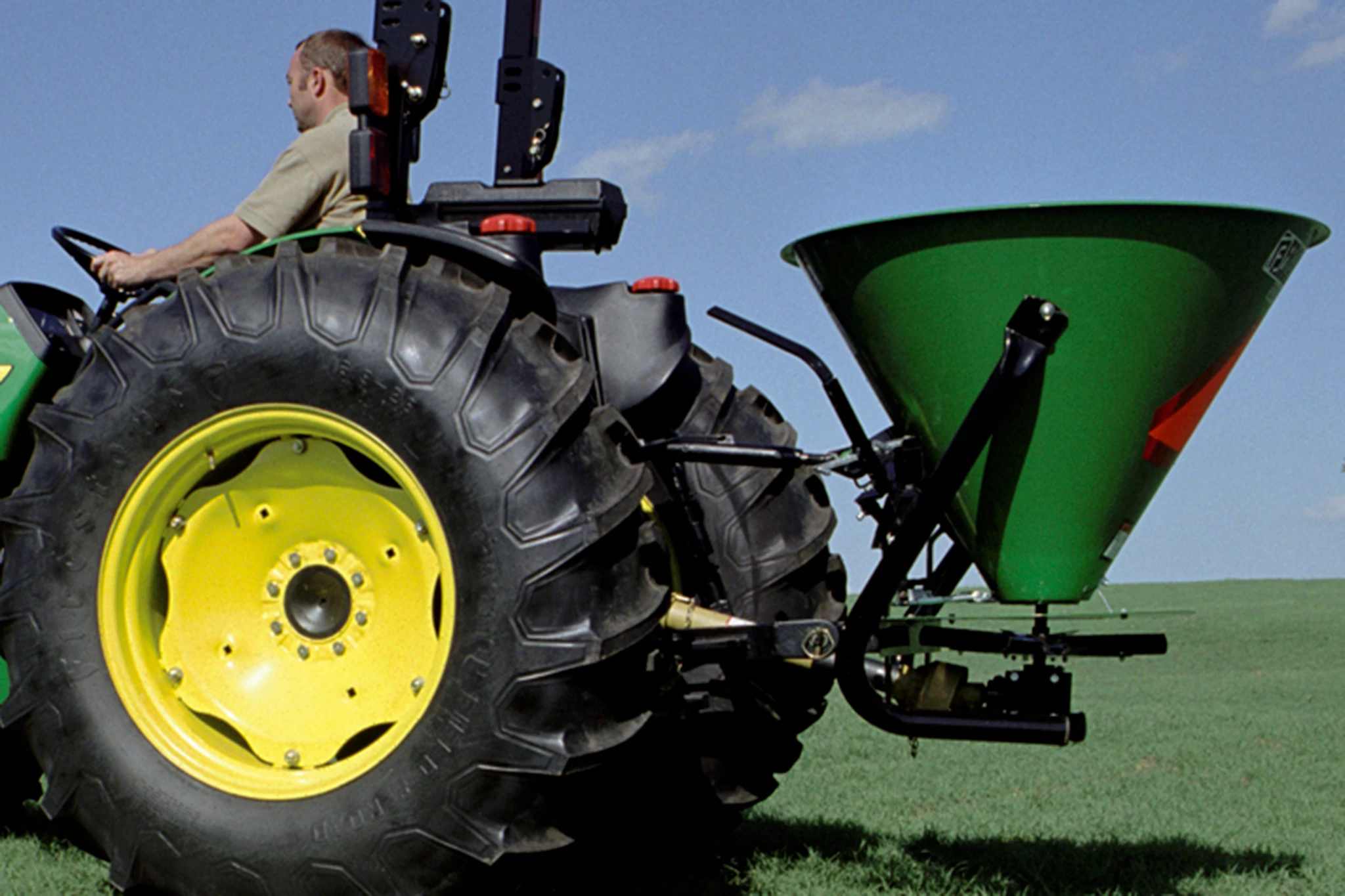 SS1067B spreader on 5 series tractor in field