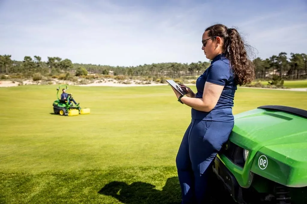E-Cut Electric Triplex Mower JDLink™ connectivity